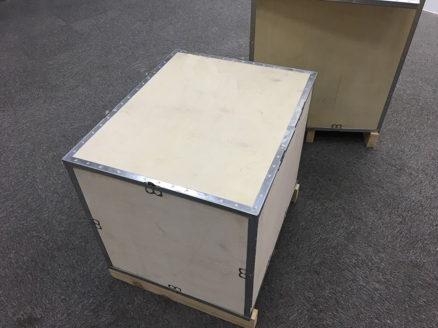 鋼邊箱的生產制作需要哪些設備？